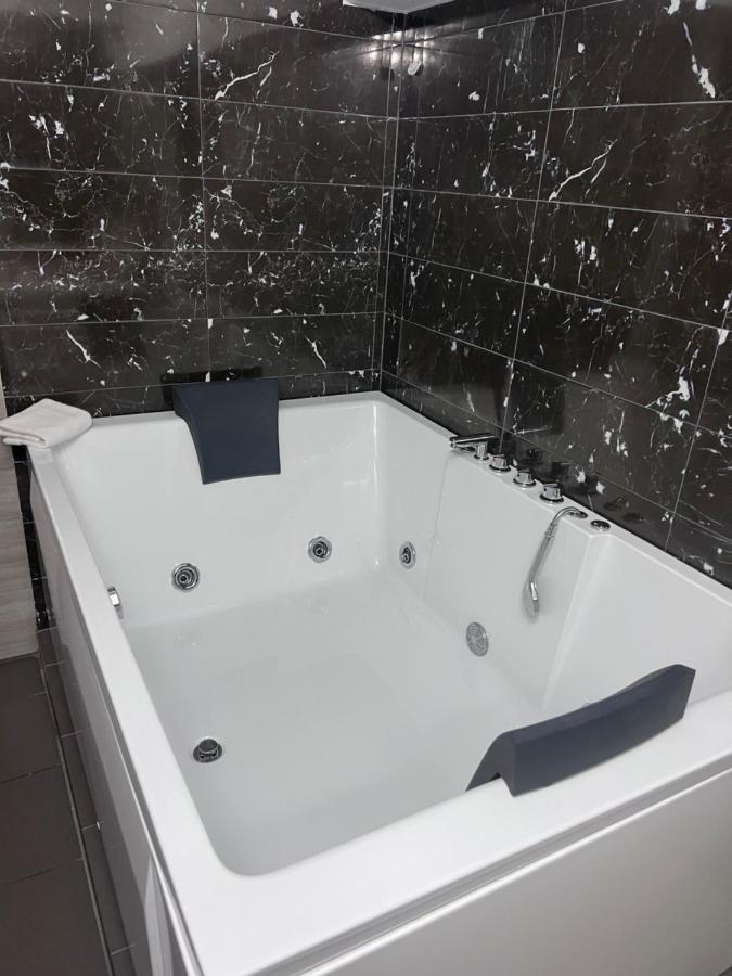 Jacuzzi Suites 2 Thessaloniki Exterior photo